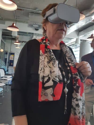 Roswitha mit Oculus VR-Brille 2018 - Künstliche Intelligenz zum Reinschauen